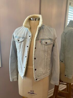 levi’s light denim jacket ladies jacket size M